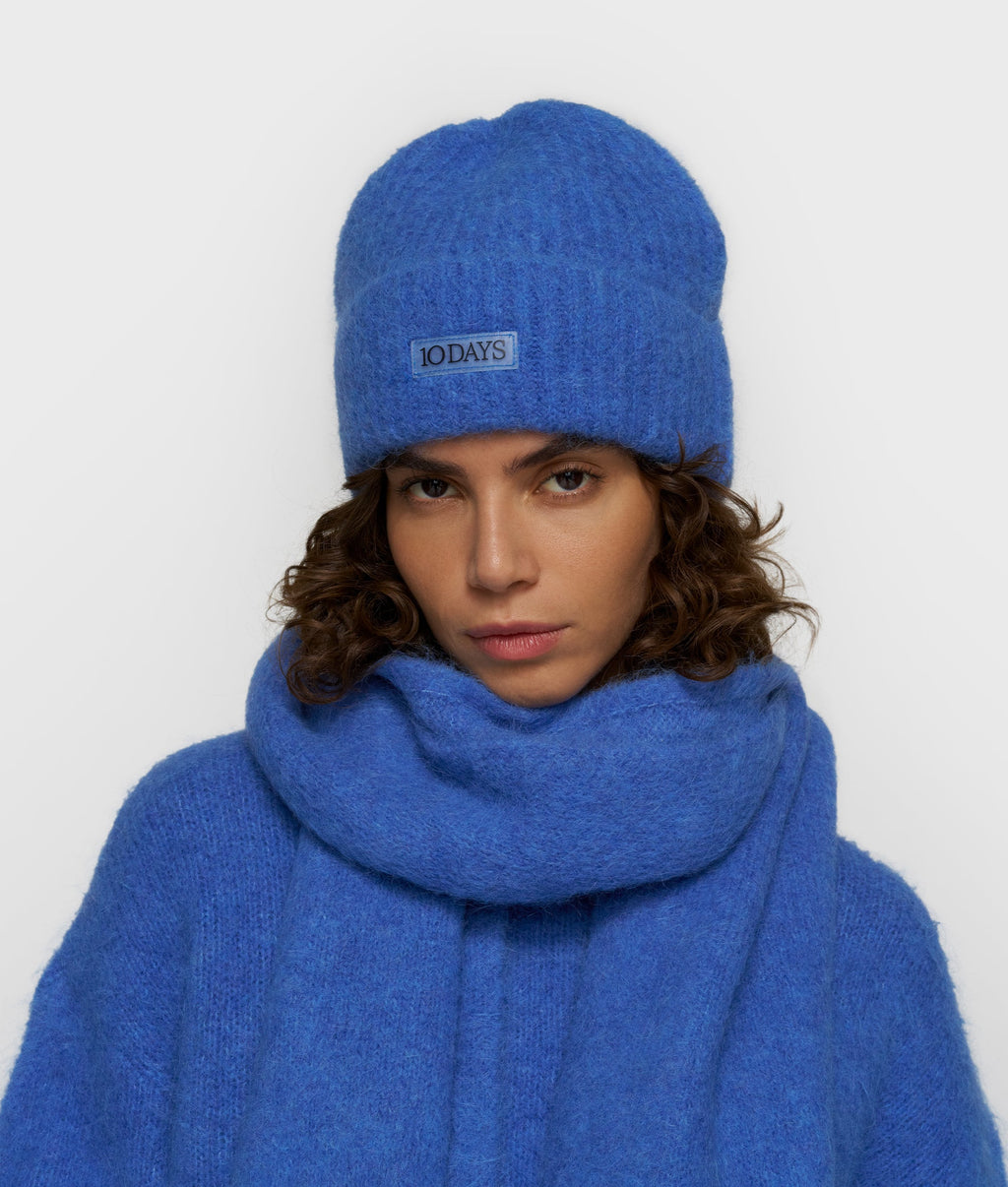 10DAYS Hairy Beanie Ultramarine – en modelo