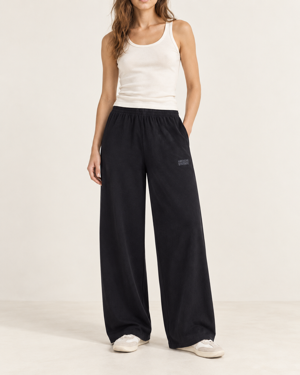 Pantalón jogging amplio American Vintage GIX05AH26 negro, look de modelo