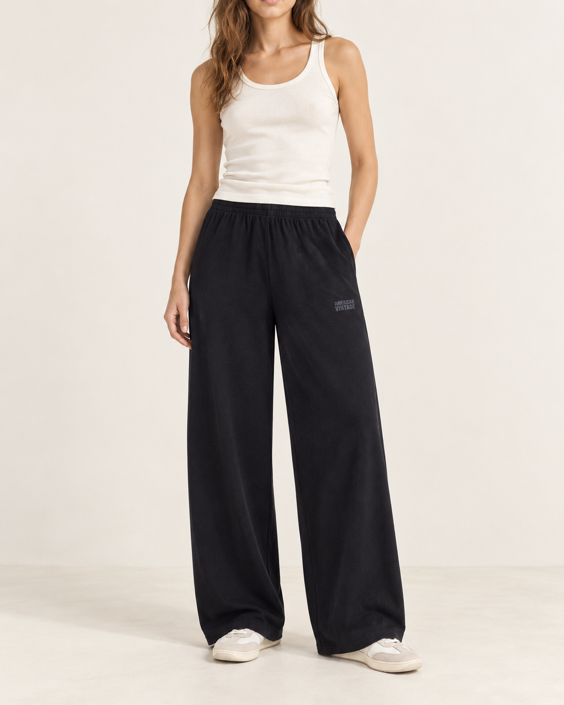 Pantalón jogging amplio American Vintage GIX05AH26 negro, look de modelo