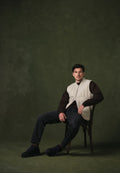 DSTREZZED Ollie Bodywarmer Vintage Sand – campaña con modelo sentado