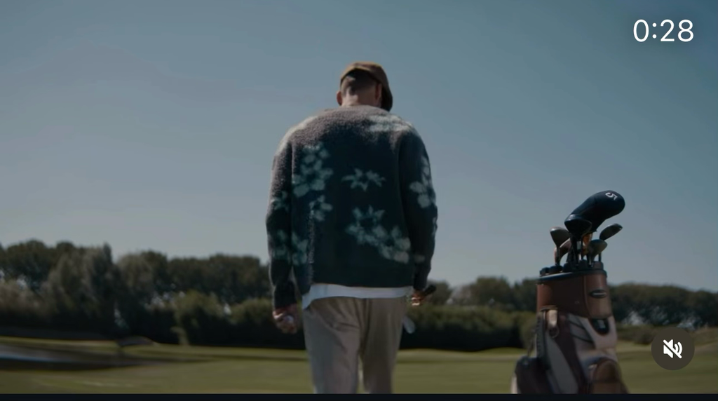 Look cu DS_Sawyer Golf Jacquard și șapcă pe terenul de golf