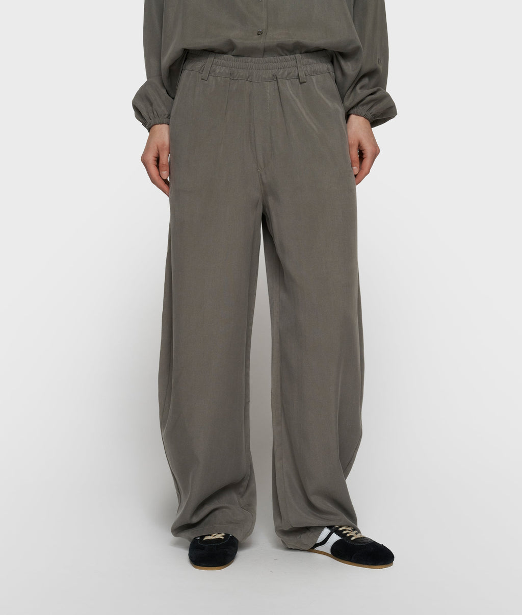 banana pants lyocell | dark fog – vista en modelo