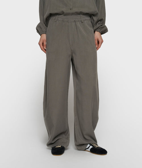 banana pants lyocell | dark fog – vista en modelo