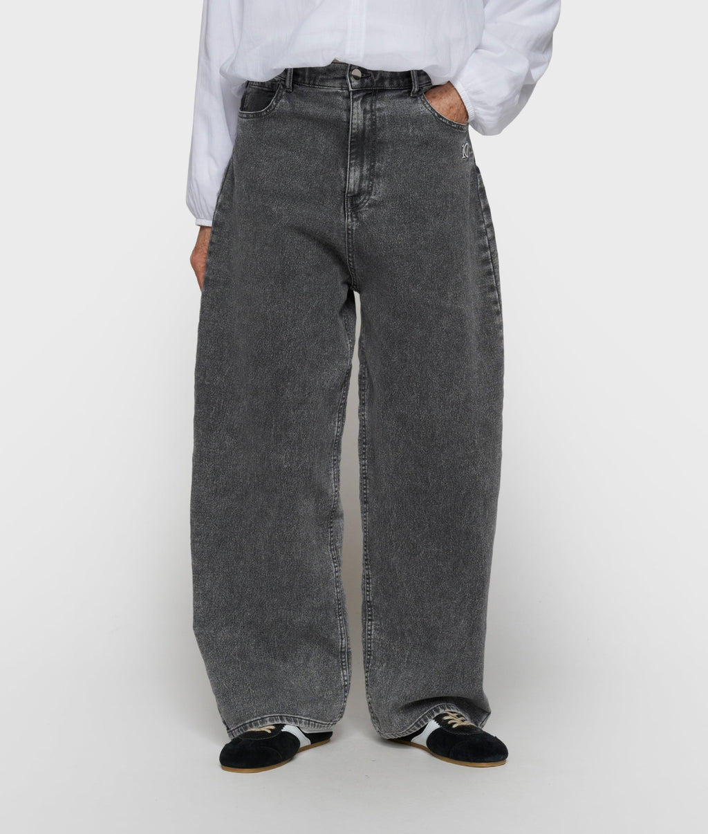 wide pants jog denim | black – vista en modelo