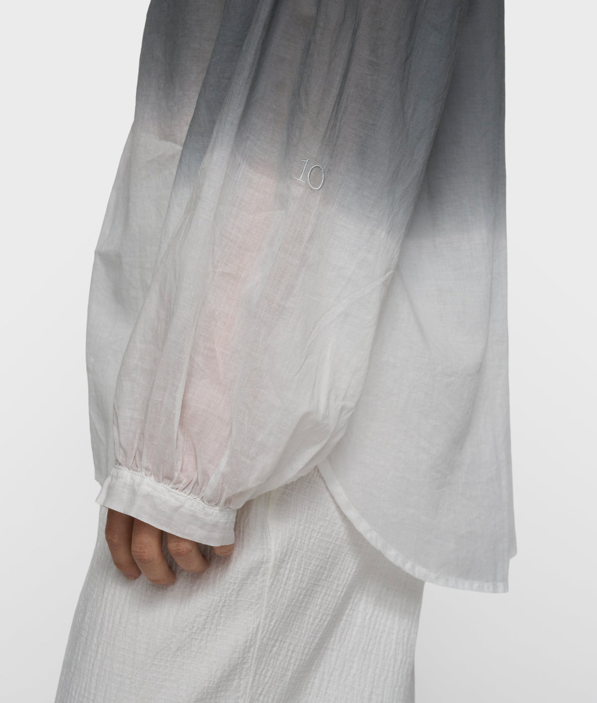 dip dye blouse | mid grey – vista en modelo