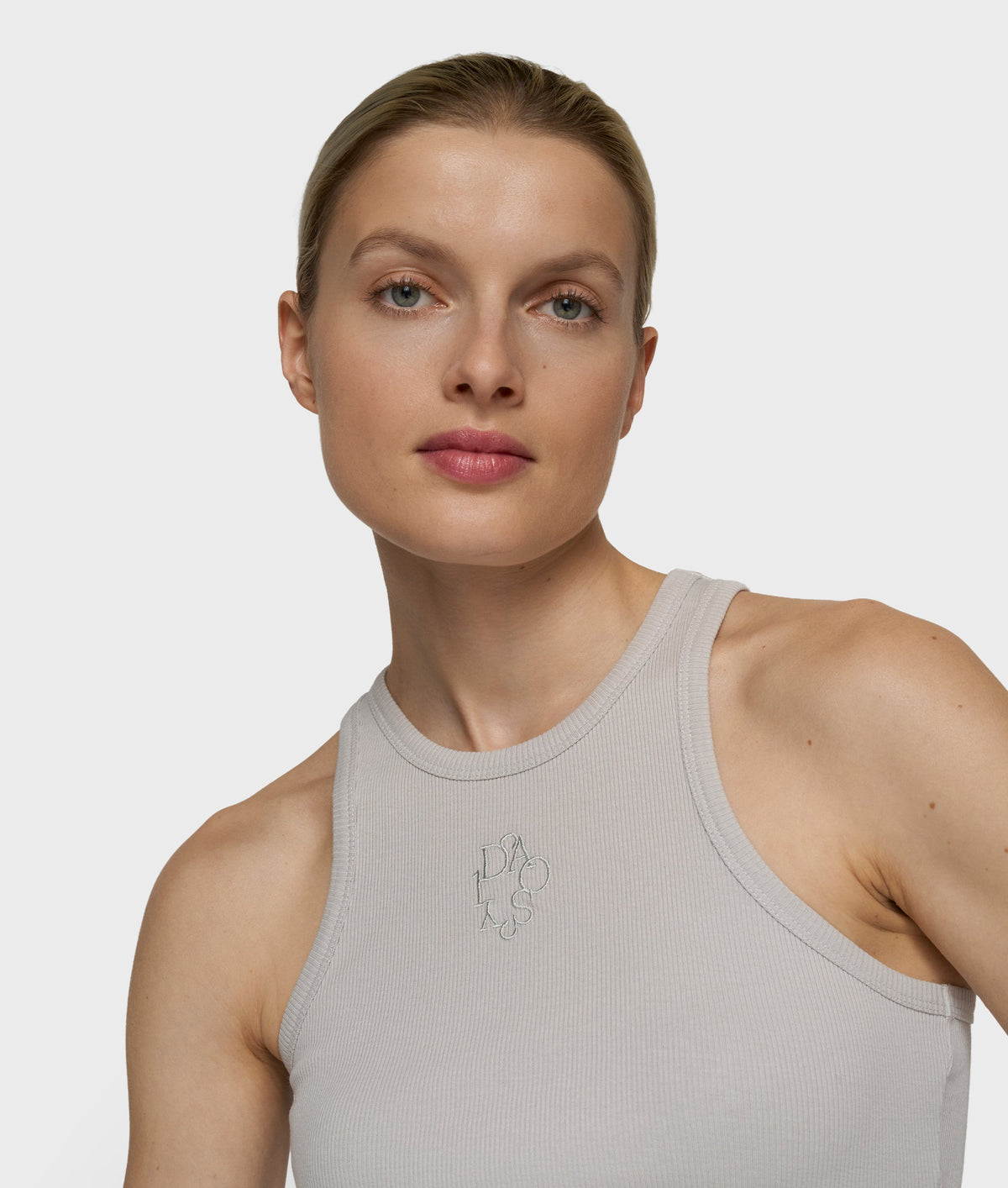 tank top rib | stone – vista en modelo