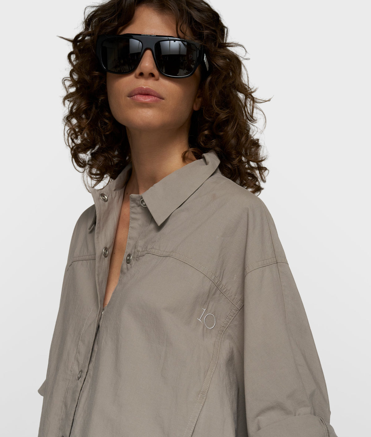 wide crinkle jacket | fog – vista en modelo