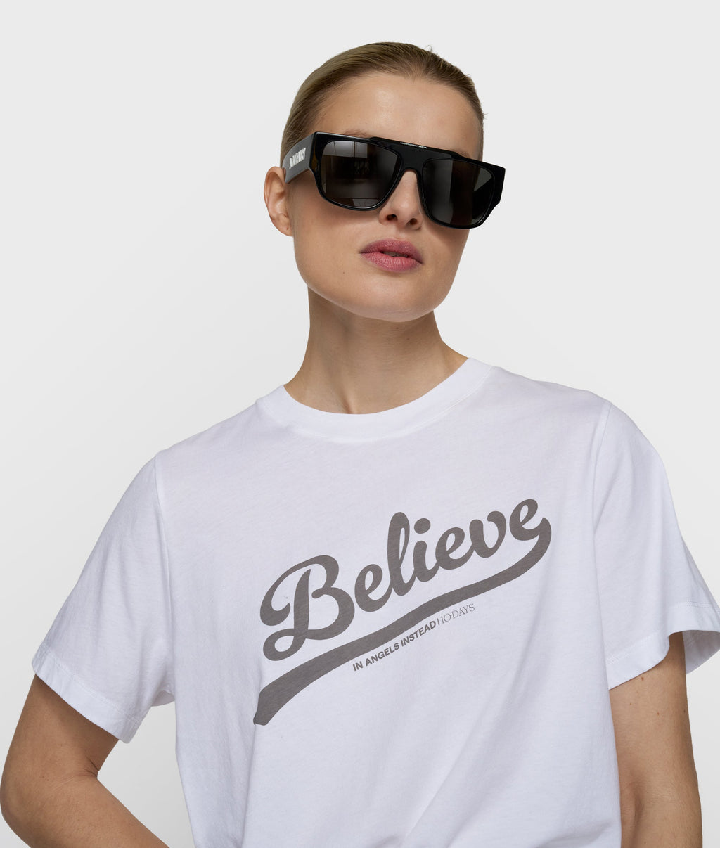 petite tee believe | white – vista en modelo