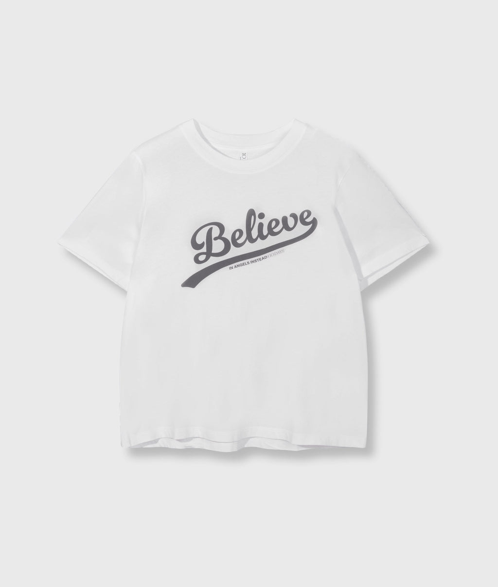 petite tee believe | white – detalle del producto