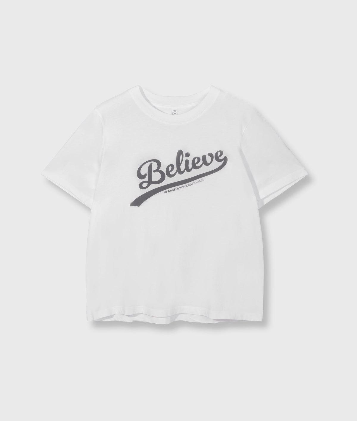 petite tee believe | white – detalle del producto