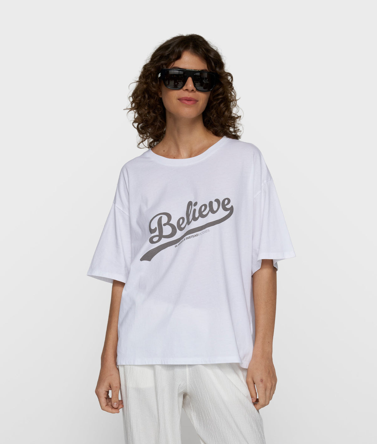 believe tee | white – vista en modelo