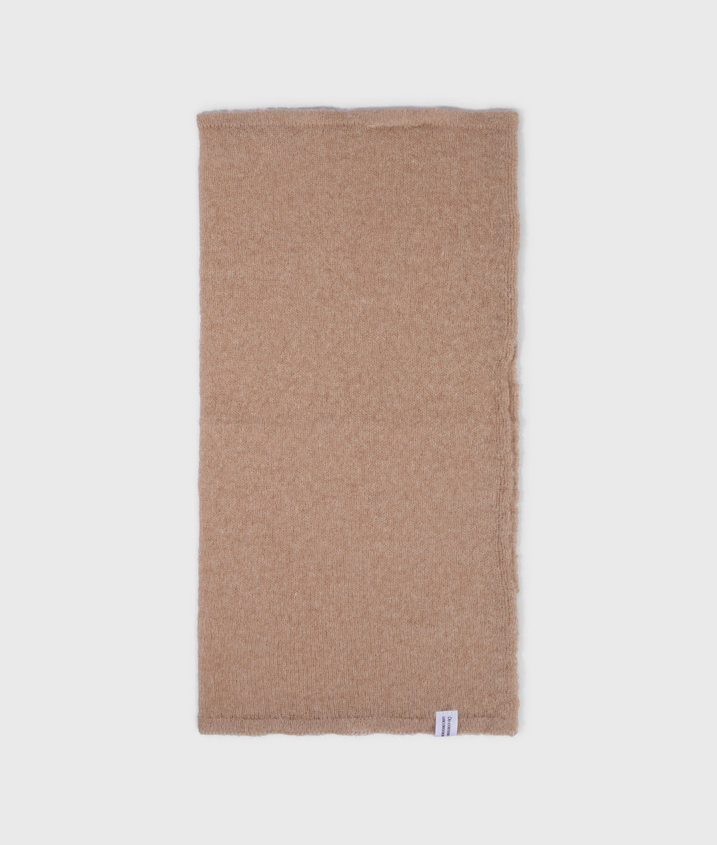bandana knit scarf | light fudge – vista en modelo