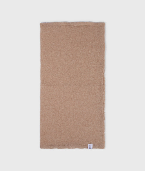 bandana knit scarf | light fudge – vista en modelo