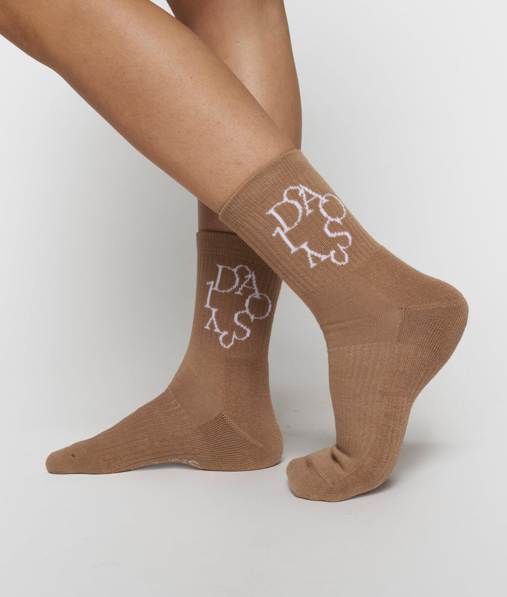 socks curly 10 | light fudge – vista en modelo