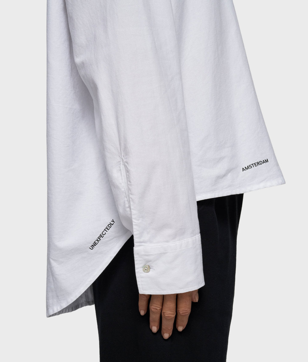 THE PIQUE SHIRT | white – vista en modelo