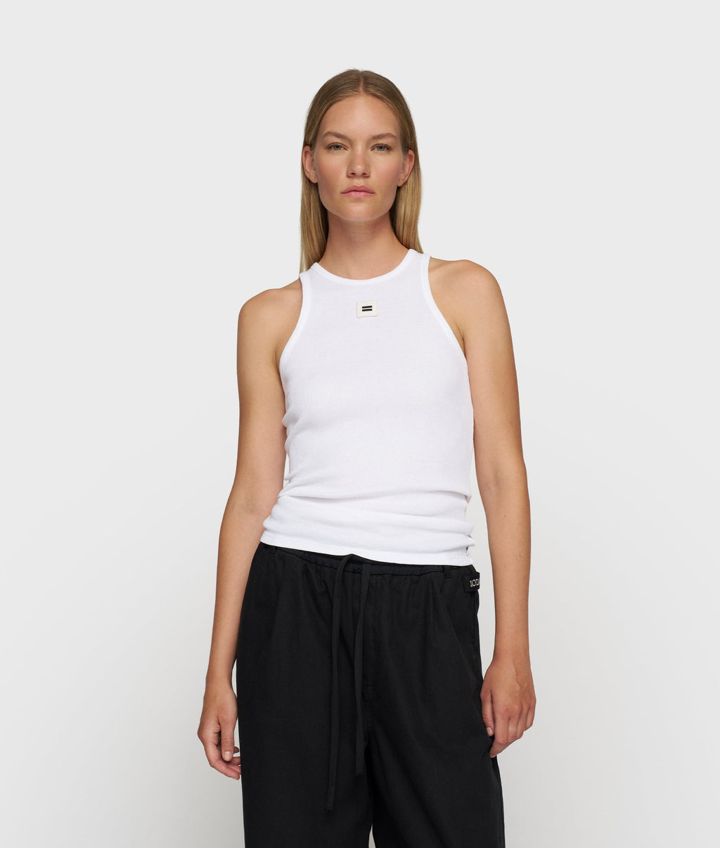 THE TANK TOP | white – vista en modelo