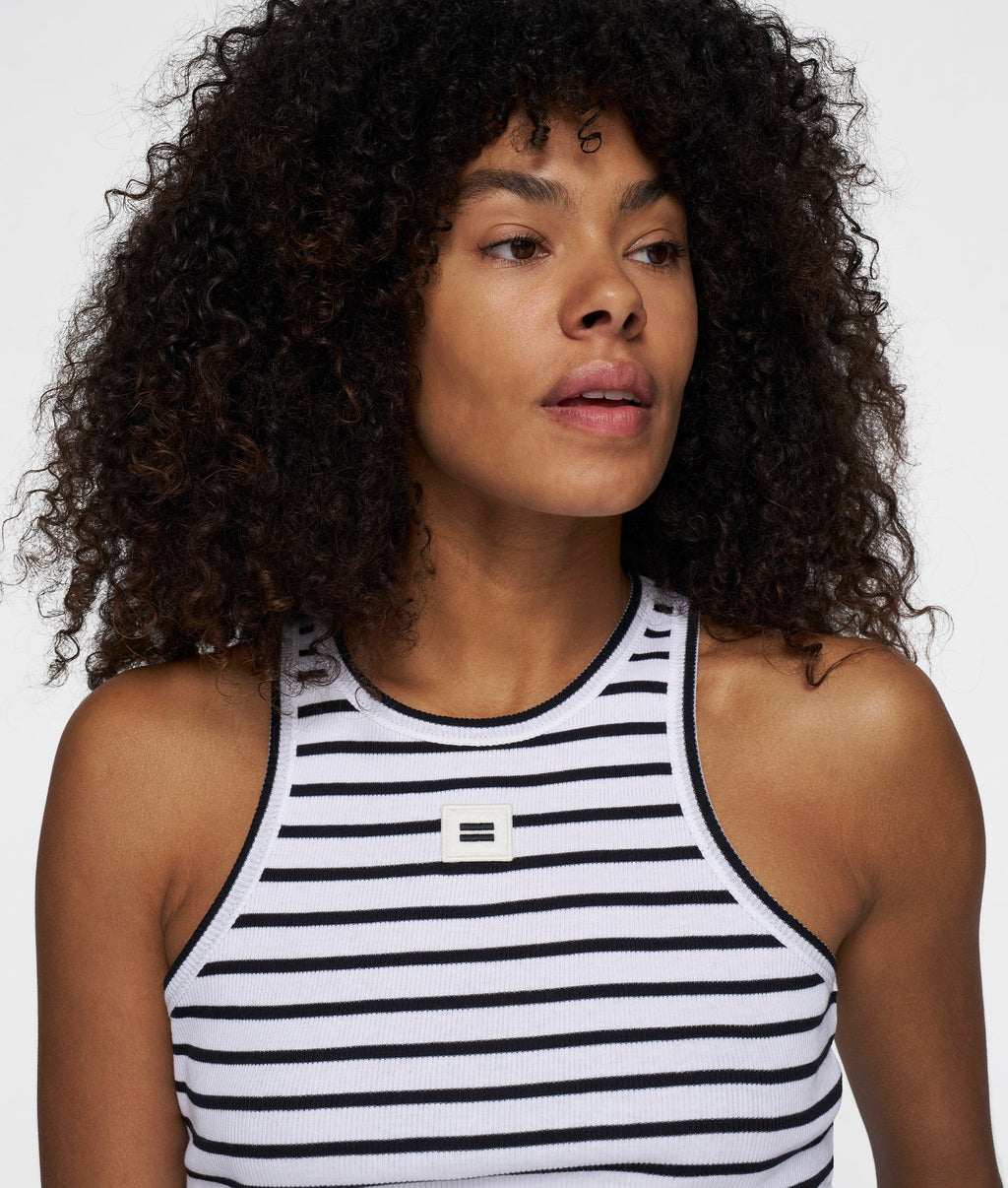 THE TANK TOP STRIPES | white/black – vista en modelo