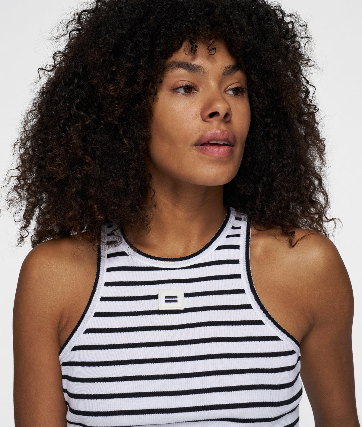 THE TANK TOP STRIPES | white/black – vista en modelo