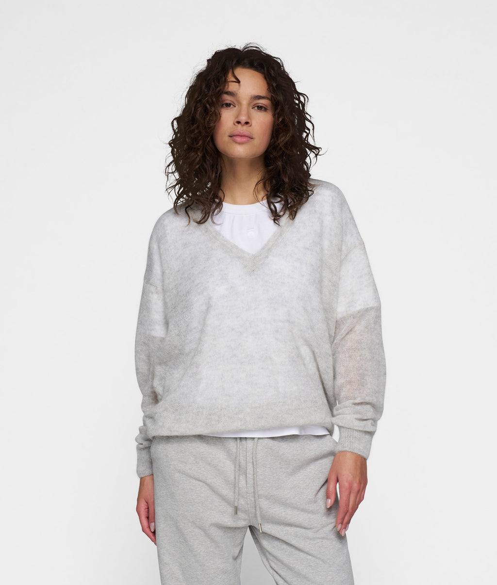 THE V-NECK KNIT SWEATER | light grey melee – vista en modelo