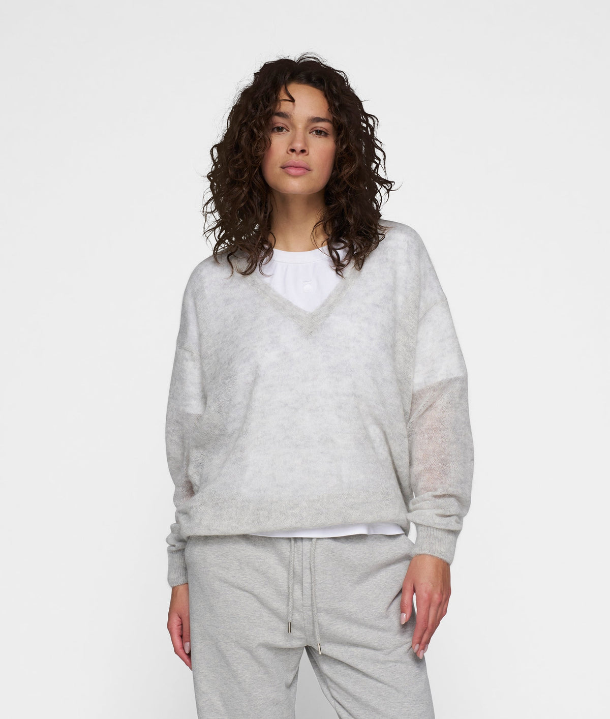 THE V-NECK KNIT SWEATER | light grey melee – vista en modelo