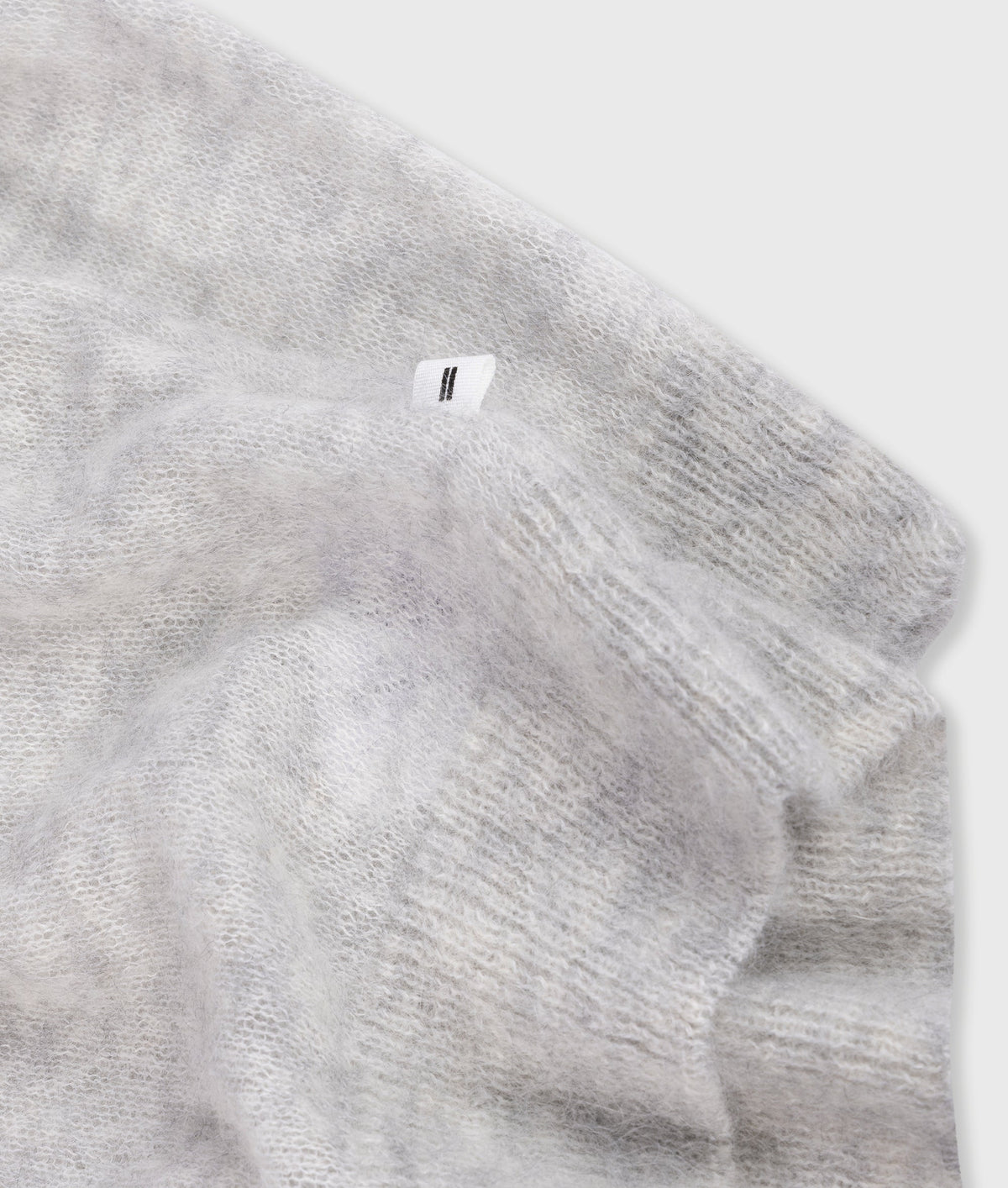 THE V-NECK KNIT SWEATER | light grey melee – detalle del producto