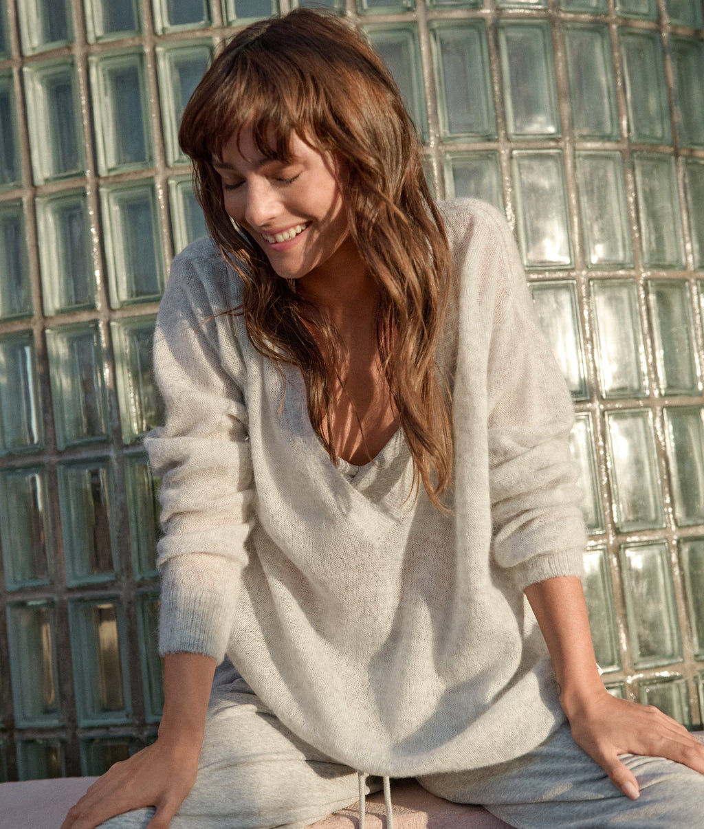 THE V-NECK KNIT SWEATER | light grey melee – detalle del producto