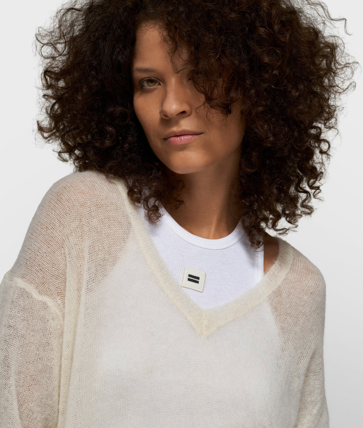 THE V-NECK KNIT SWEATER | ecru – vista en modelo