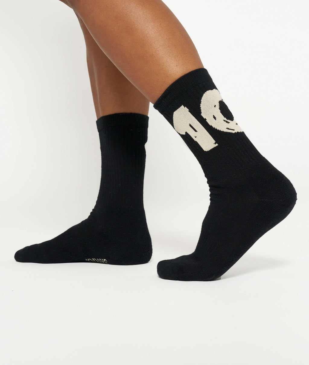 THE SOCKS 10 | black – vista en modelo
