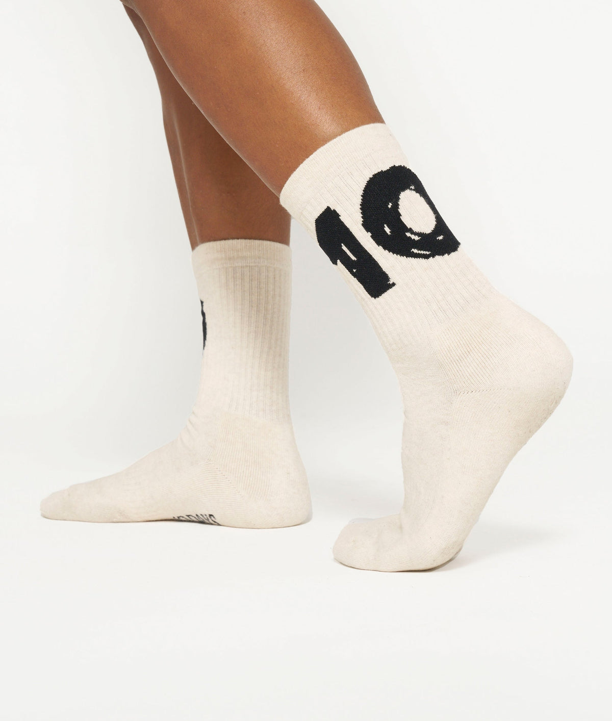 THE SOCKS 10 | soft white melee – vista en modelo
