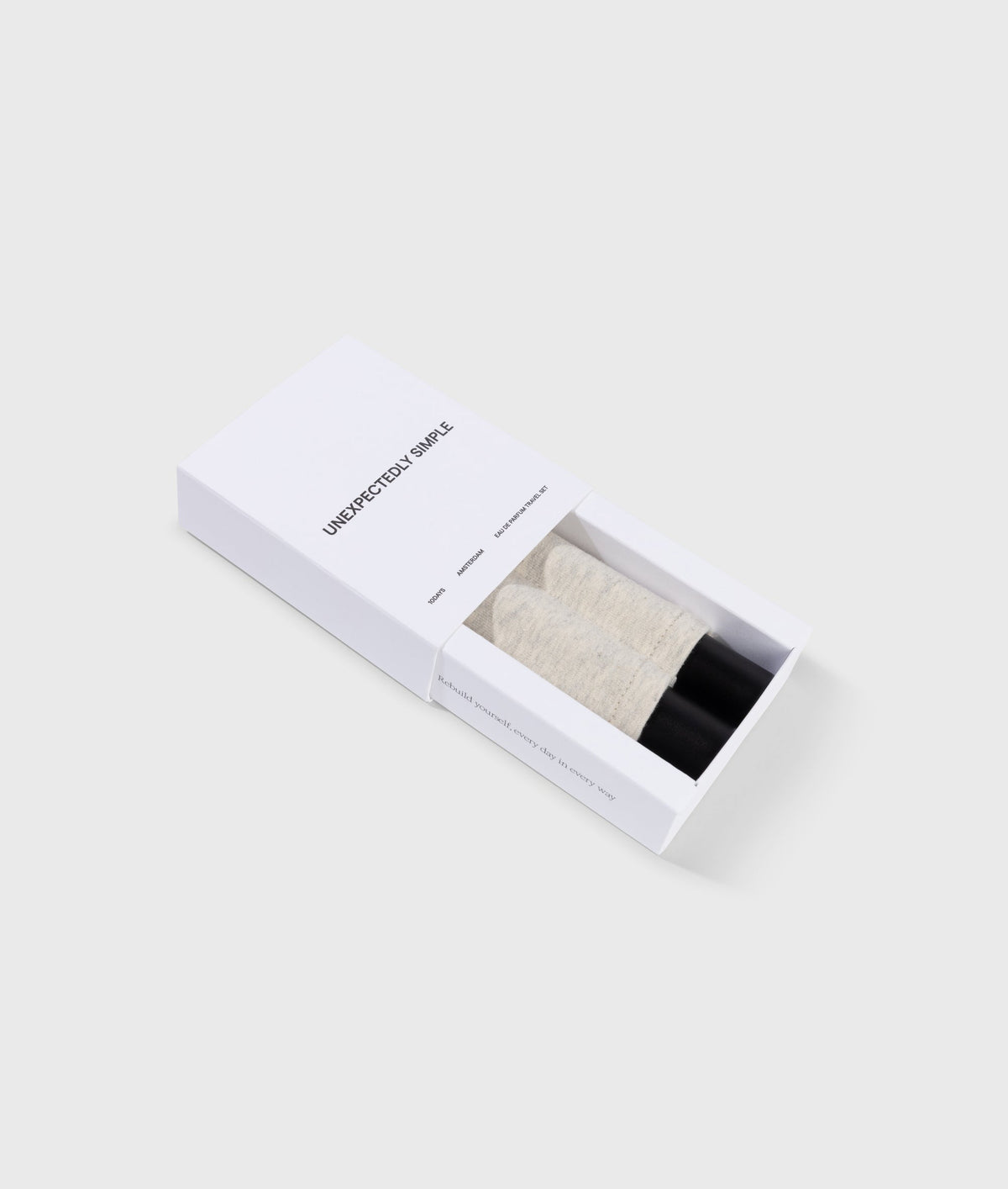 travel set unexpectedly simple eau de parfum | multicolor – vista en modelo