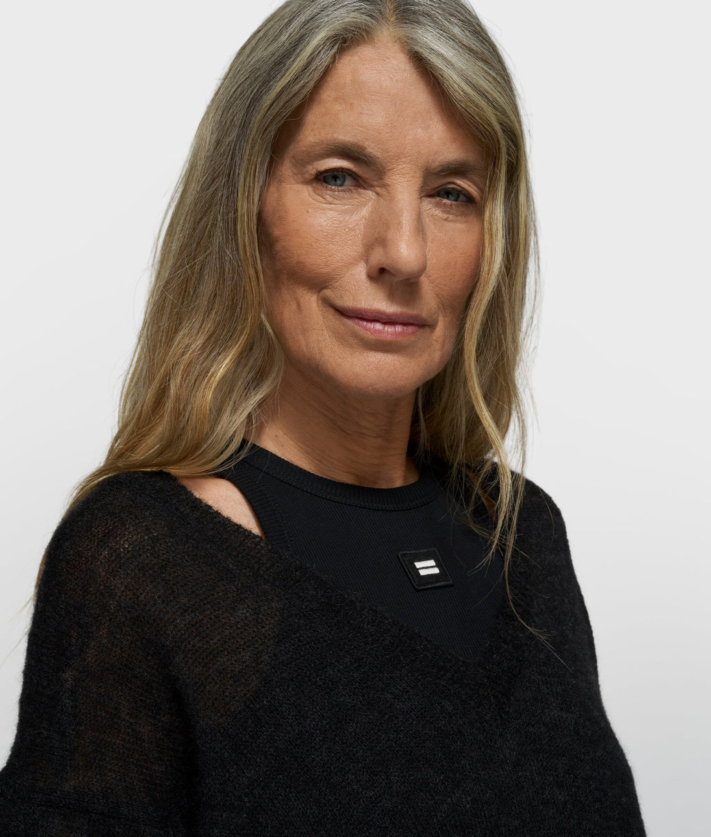 THE V-NECK KNIT SWEATER | black – vista adicional