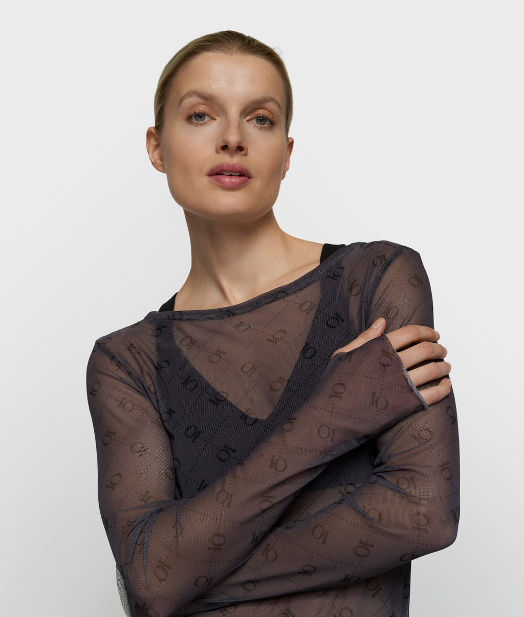 mesh long sleeve monogram | steel blue – vista en modelo