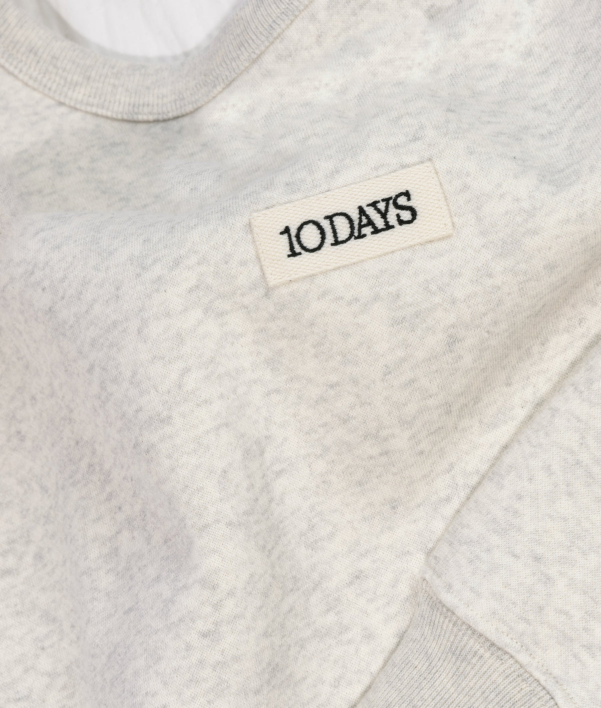 THE CLEAN STATEMENT SWEATER | soft white melee – vista adicional