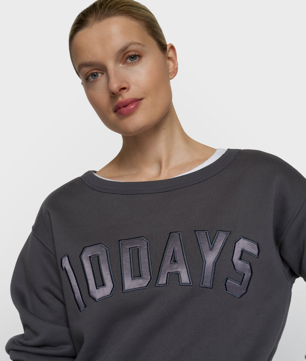 petite statement sweater | steel blue – vista adicional